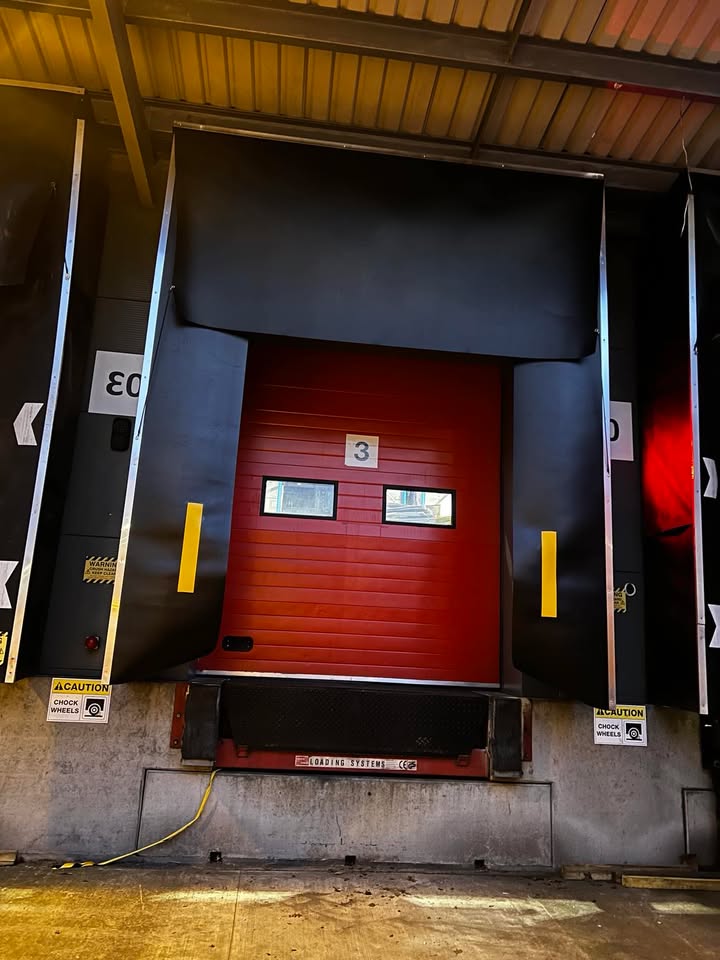 Loading bay dock leveler with red door